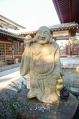善養寺では染野さんにそっくりの置物を発見。
